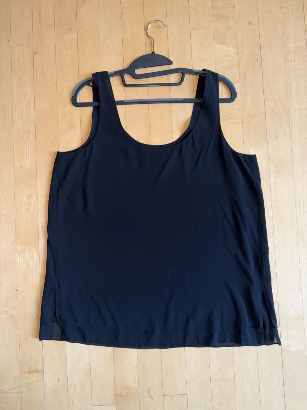 VINCE Black silk scoop tank, L, CB2761 - Picture 3 of 4